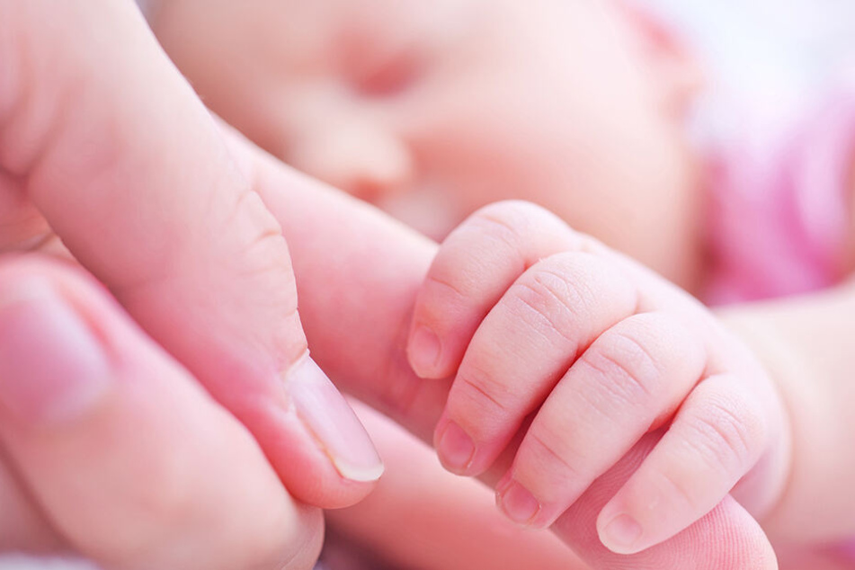 Das Baby lebt inzwischen bei einer anderen Familie. (Symbolbild)