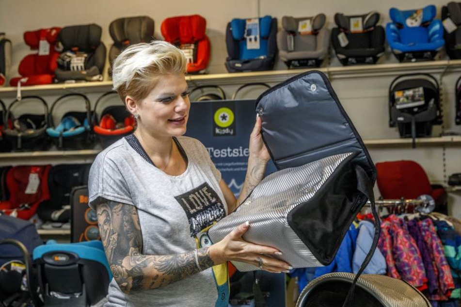 Wie viele Pampers passen
da rein? Melanie (29)
schaut sich die silberne
Windeltasche genau an.