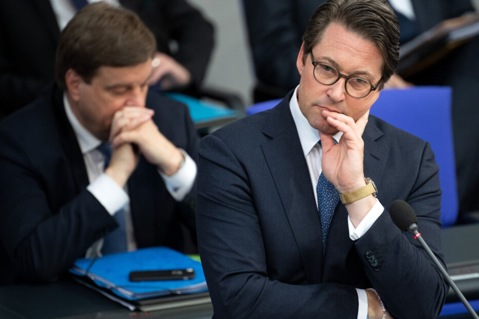 Verkehrsminister Andreas Scheuer versucht's sexy: Allerdings bringt die Helm-PR-Kampagne auch viel Kritik...