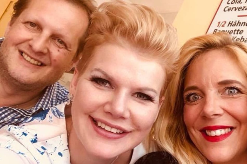Noch im Mai begrüßte Melanie Müller (30, M.) Jens und Daniela Büchner zur Eröffnung ihres "Grillmüllers" in Paguera auf Mallorca.