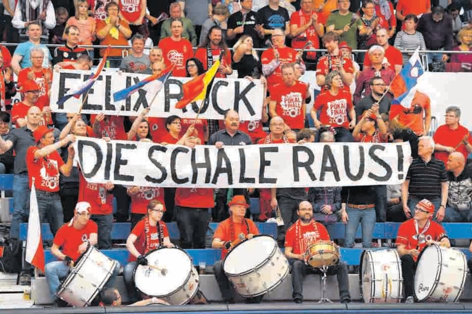Im Meisterschafts-Halbfinale gegen Schwerin hatten die Fans eine klare Forderung, aber das Team von Felix Koslowski rückte die Schale nicht raus und verteidigte am Ende den DM-Titel.