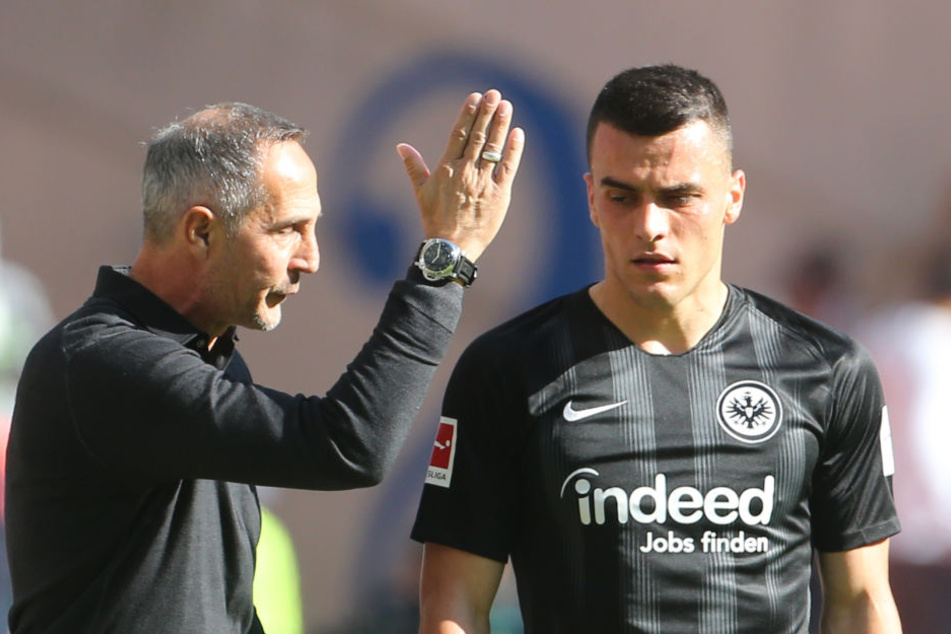 Adi Hütter gibt Flügelflitzer Filip Kostic (r.) Anweisungen.