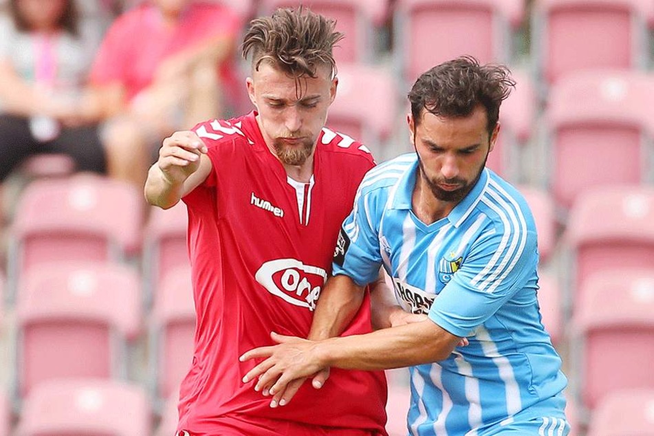 Okan Aydin (r.) im Testspiel des Chemnitzer gegen den ZFC Meuselwitz beim Zweikampf mit Yves Brinkmann.