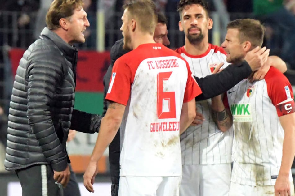 Für Ralph Hasenhüttl ist die Sache zwischen ihm und Augsburgs Kapitän Daniel Baier (r.) aus der Welt.