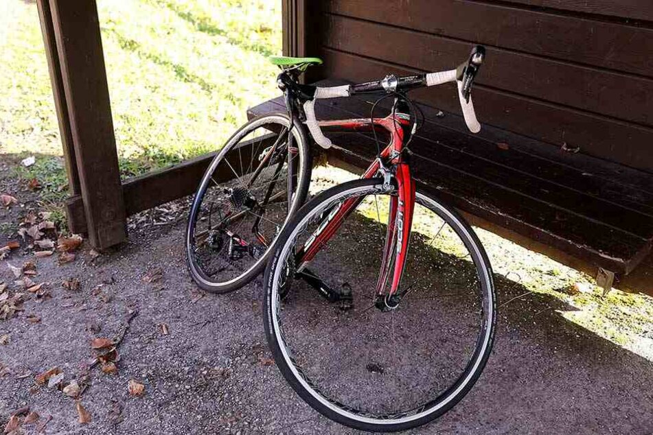 Das demolierte Fahrrad wurde von der Polizei von der Straße geborgen.