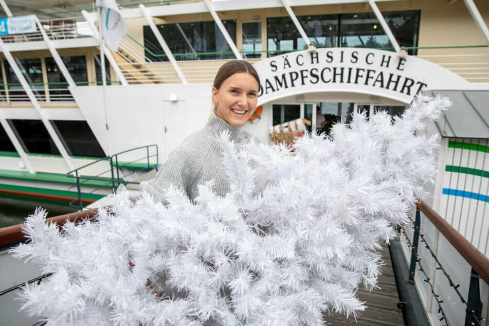 Die "August" ist auch im Advent im Dienst: Katja Linke (36) verschönert das Salonschiff mit Weihnachtsschmuck.
