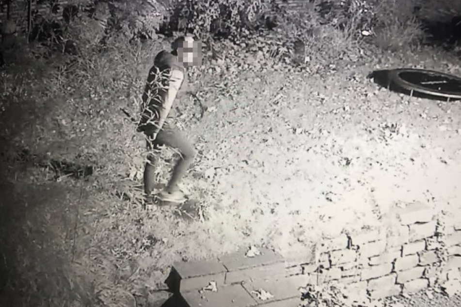 Mit diesem Bild einer Überwachungskamera sucht die Polizei Berlin einen verkappten Einbrecher.