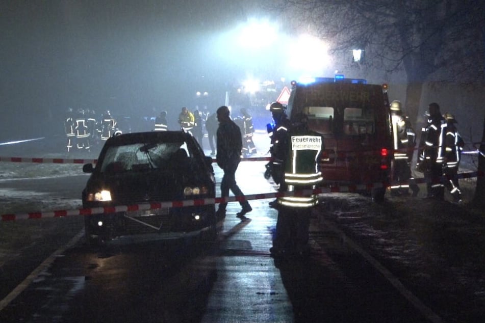 Kohltour-Unfall im Emsland: Menschen im Alter von 20 bis 30 Jahren sind vermutlich außerhalb der Ortschaft mit zwei Bollerwagen zum Boßeln unterwegs gewesen.