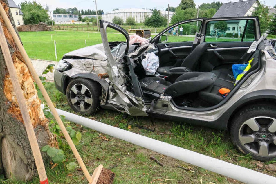 Die 19-Jährige wurde im Auto eingeklemmt und musste von den Rettungskräften befreit werden.