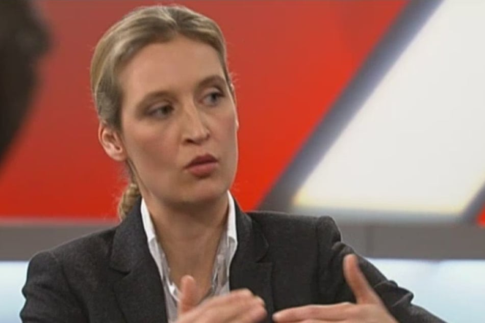 Alice Weidel macht indirekt Angela Merkel für den Tod der Freiburger Studentin verantwortlich.
