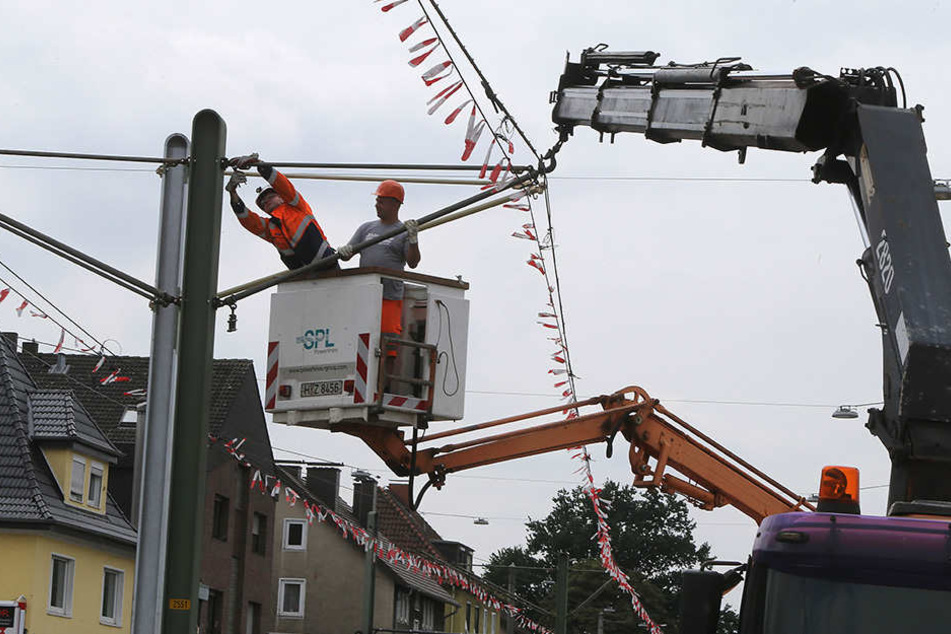 Die Oberleitung wird erst wieder abgesenkt, wenn alles fertig ist.