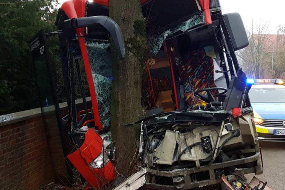 Der Fahrer (40) erlitt leichte Verletzungen.