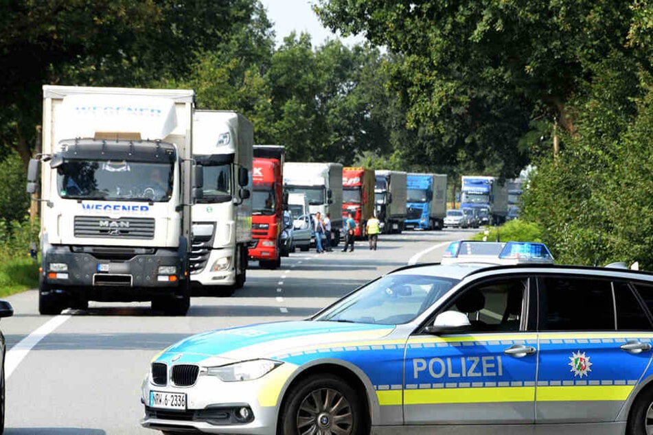 Die Bundesstraße musste für mehr als eine Stunde komplett gesperrt werden.