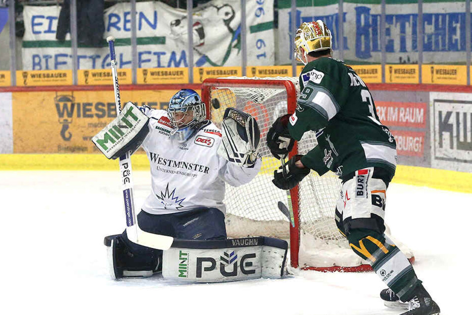 Eislöwen-Keeper Marco Eisenhut zeigte in der Serie gegen Bietigheim wie hier bei dem Schuss von Tyler McNeely super Paraden.