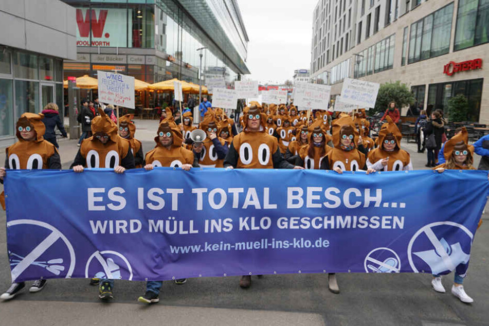 Als Kackhaufen verkleidete Demonstranten sorgten am Dienstag für Aufsehen auf der Prager Straße.