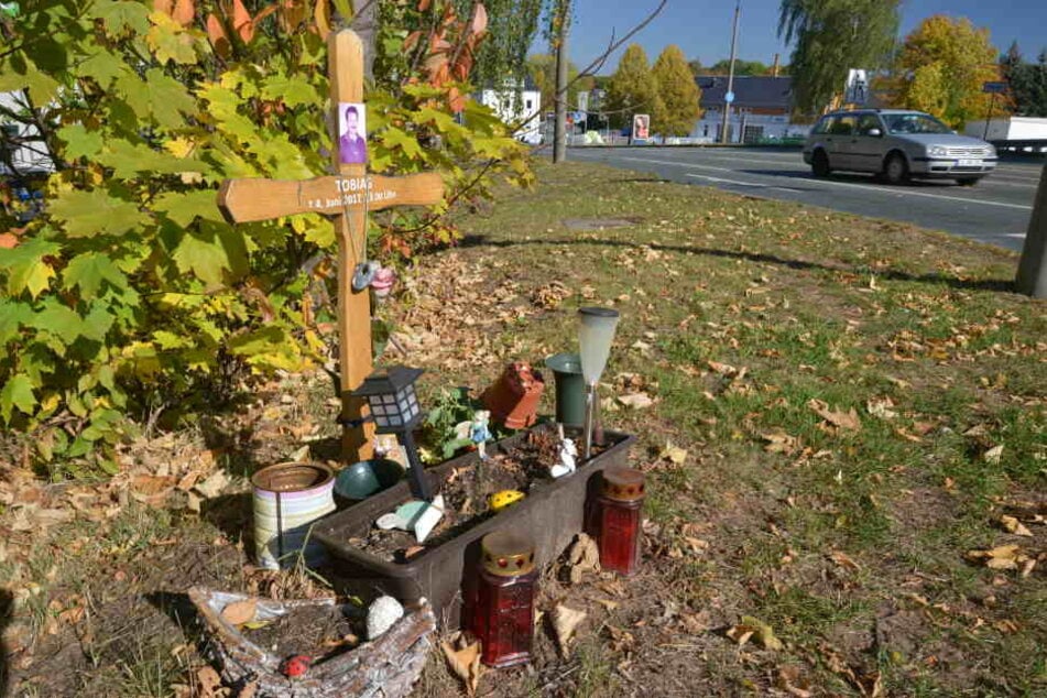 Am Unfallort erinnern Kerzen an den getöteten Tobias R. (54)