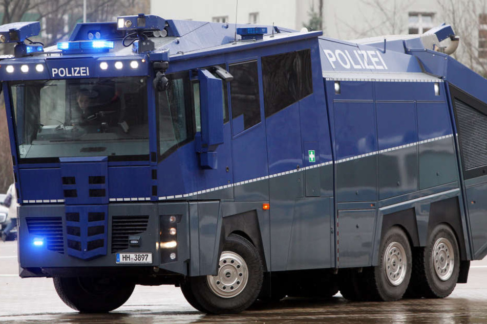 Aus Angst vor randalierenden Dynamo-Anhängern werden in Stuttgart das erste mal seit 2010 wieder Wasserwerfer aufgefahren. (Symbolbild)