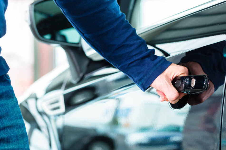 Ein junger Mann musste in Bayern seinen Führerschein abgeben. (Symbolbild)