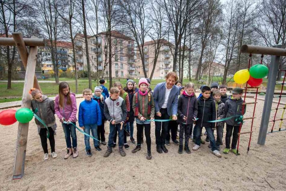 Baubürgermeister Michael Stötzer (46, Grüne, Mitte) weihte alle drei Spielanlagen persönlich ein. Die Kinder der Flemming-Grundschule erkundeten die neue Spielanlage am Talangerpark als Erste.