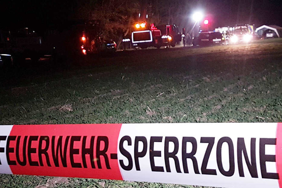 Ein Absperrband ist vor einem Einsatzort zu sehen. In einem Fahrzeug ist eine Frau mit Schussverletzungen gefunden worden.
