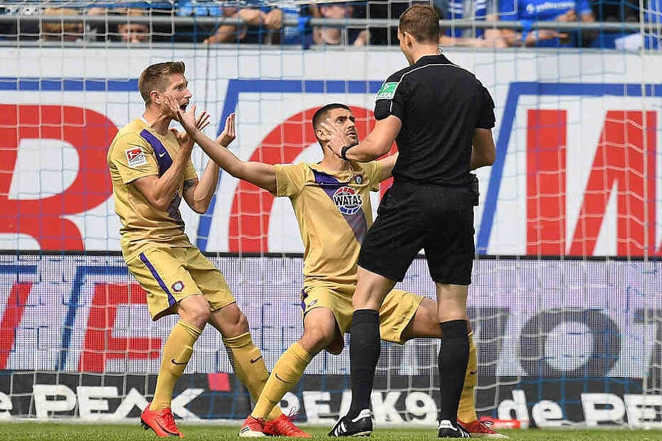 Sebastian Hertner (l.) und Dimitrij Nazarov beschwerten sich wild gestikulierend bei Schiedsrichter Sören Storks. Alle sahen, dass der Ball im tor war, nur die drei Herren in Schwarz nicht.