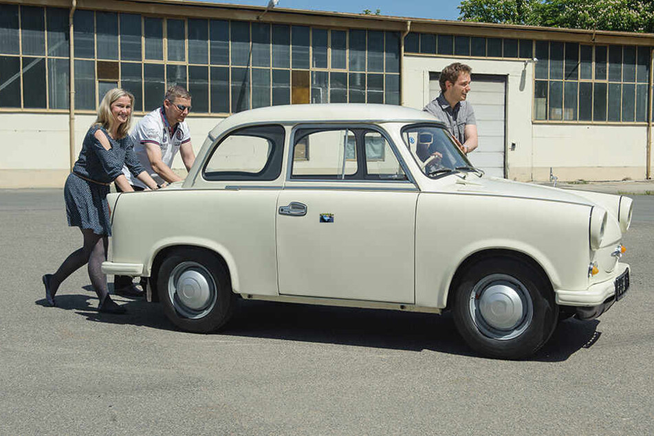 Annett Kannhäuser (47) und André Meyer (32, rechts) vom Horch-Museum und
TAG24-Redakteur Frank Harnack (44) schieben einen Trabant 500 in Position.