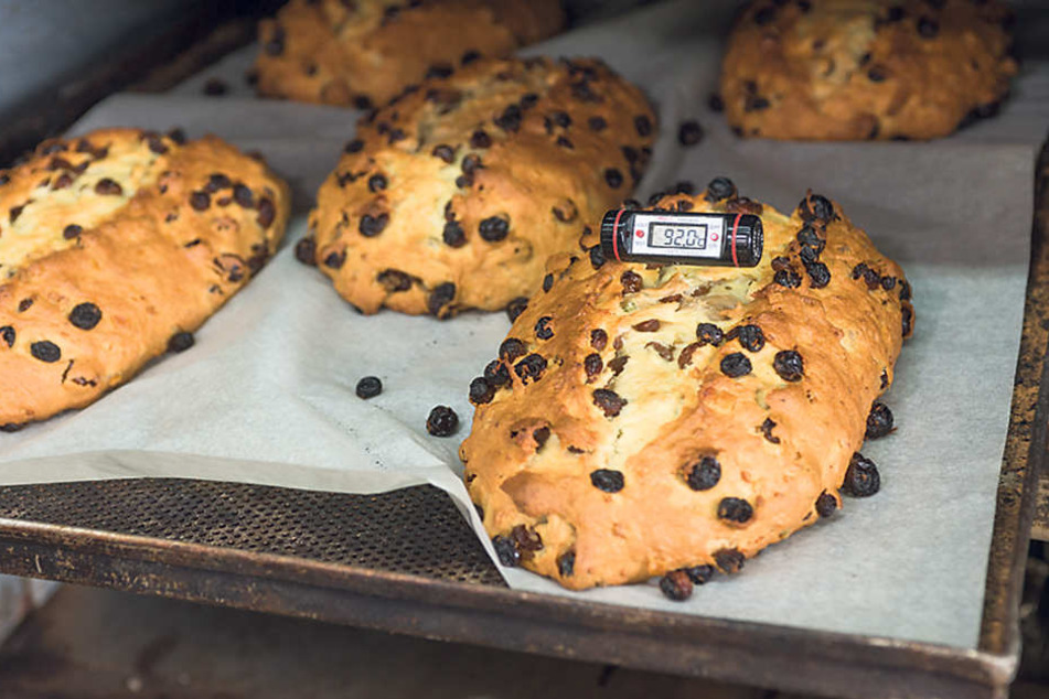 Noch heißer als draußen ist es bei Bäcker Zopp - der erste Stollen kommt aus dem Ofen.