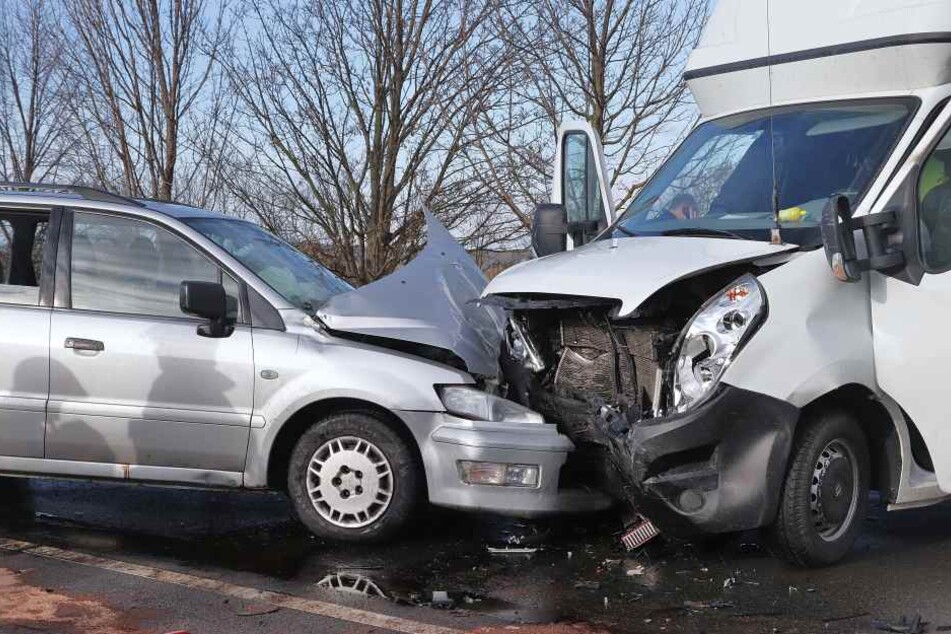 Der Kleintransporter krachte frontal in das Auto.