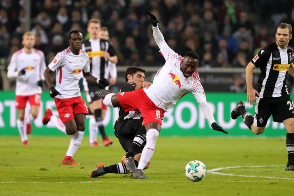 In der ersten Halbzeit nur in Zweikämpfen auffällig und am Rande einer Gelben Karte: RB Leipzigs Mittelfeldstar Naby Keita (vorn).