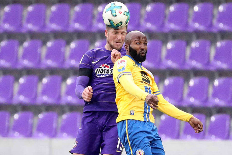 Dennis Kempe (l.) gewinnt dieses Kopfballduell gegen Domi Kumbela.