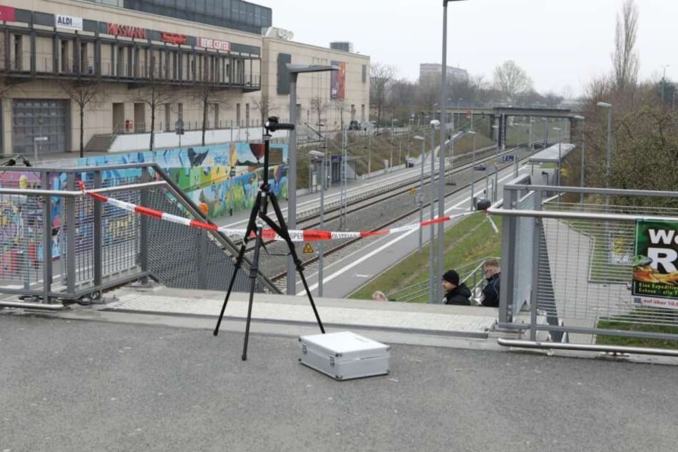 Vor Ort sicherten Beamte Spuren der Tat.