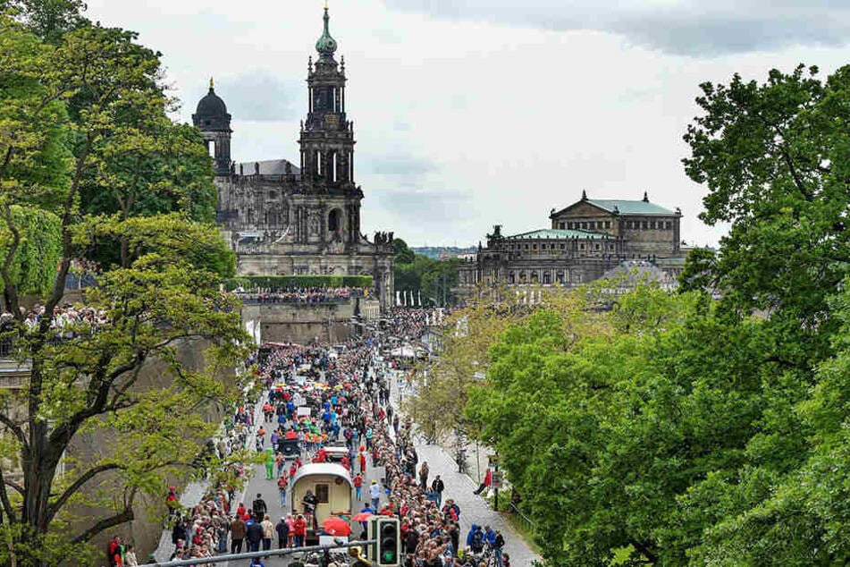 Dixie total:
Die Parade am
Sonntag zieht jedes
Jahr tausende
Jazzfans nach
Dresden.