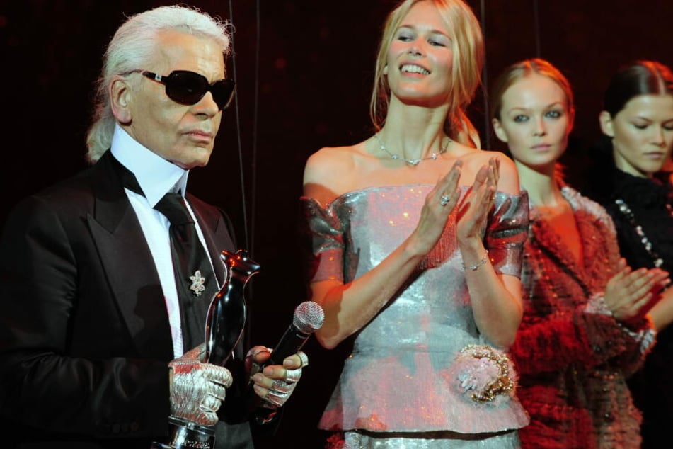 Karl Lagerfeld mit dem deutschen Supermodel Claudia Schiffer, das er entdeckte.