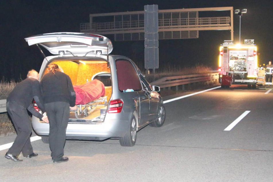 Leichenbestatter holten den tödlich verunglückten Biker ab.