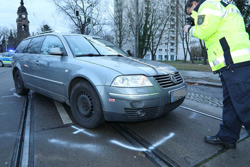 Der VW Passat erfasste den Fußgänger.