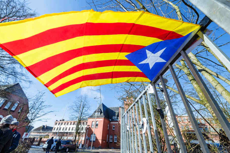 Eine Estelada, die Fahne der katalanischen Nationalisten, weht am Zaun der Justizvollzugsanstalt Neumünster. Hier war er vor einem Jahr für 13 Tage inhaftiert.