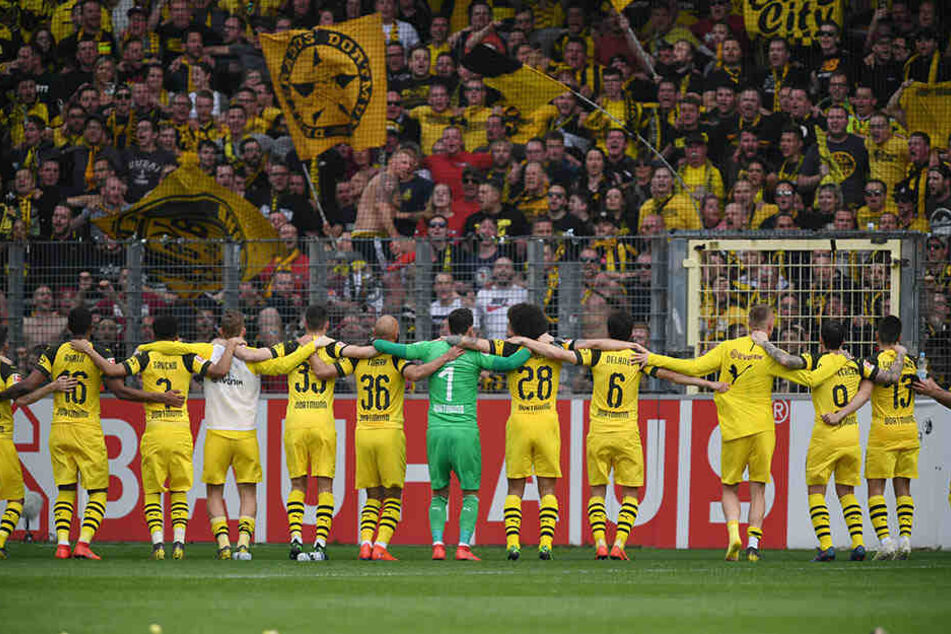 Die Borussen-Elf feiert mit der Südtribüne den 2:0 Erfolg über den SC Freiburg im vergangenen Dezember.