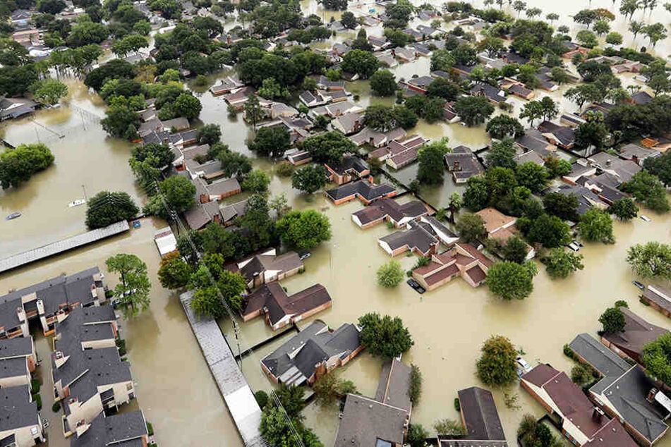 Die Lage in Houston ist dramatisch, ganze Landstrichen sind neben der Innenstadt überflutet.