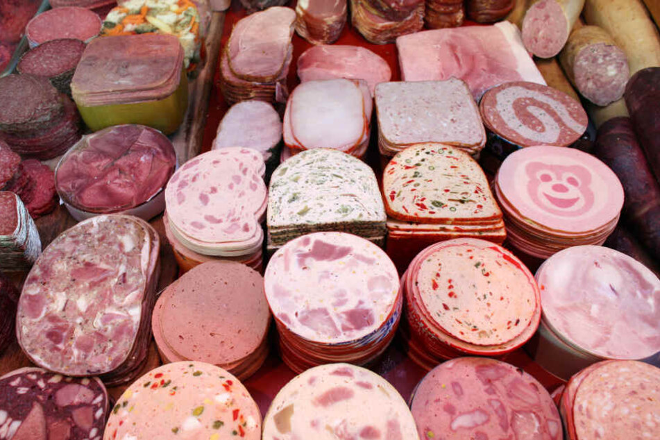 Die Auslage war eine Mitarbeiterin der Wursttheke wohl zu verlockend.
