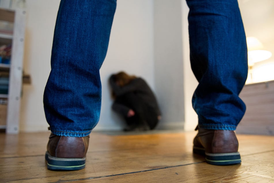 Der Mann wurde von vier Personen missbraucht und misshandelt. (Symbolbild)