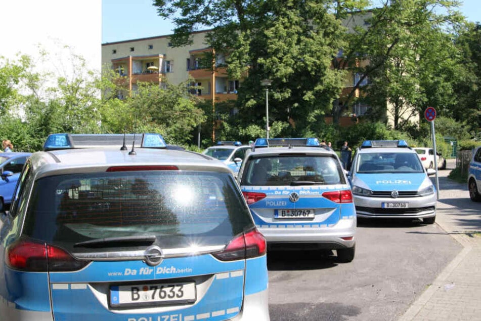 Etliche Polizei-Autos fuhren in der Willi-Sänger-Straße vor.