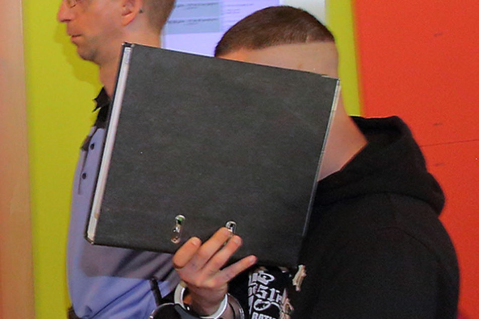 Feuerteufel Michael F. (20) steht mal wieder vor Gericht.