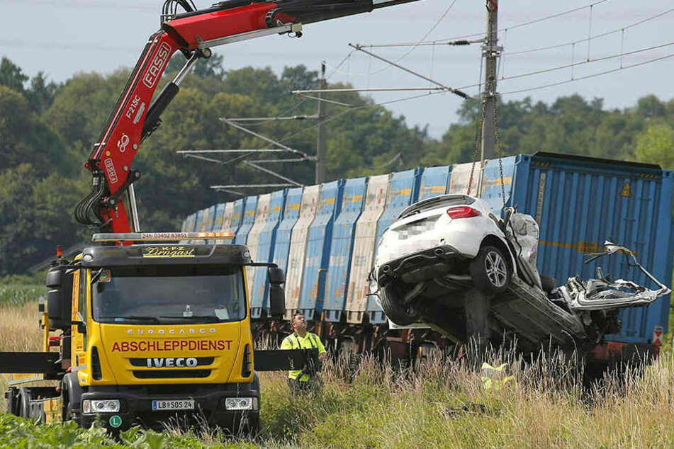 Der zerstörte PKW wird von einem Abschleppwagen geborgen.