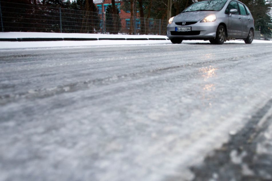 Die Straßen in NRW können gefährlich glatt sein. (Symbolbild)
