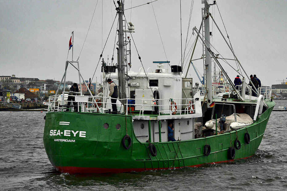 Vor der libyschen Küste wurden zwei deutsche Flüchtlingshelfer der Rettungsmission Sea-Eye festgenommen.