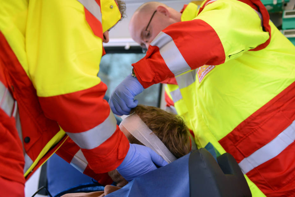 Vier weitere Personen wurden bei dem Unfall verletzt. (Symbolbild)