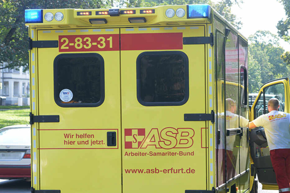 Der Mann wurde von dem Gefährt erfasst und lebensgefährlich verletzt. (Symbolbild).