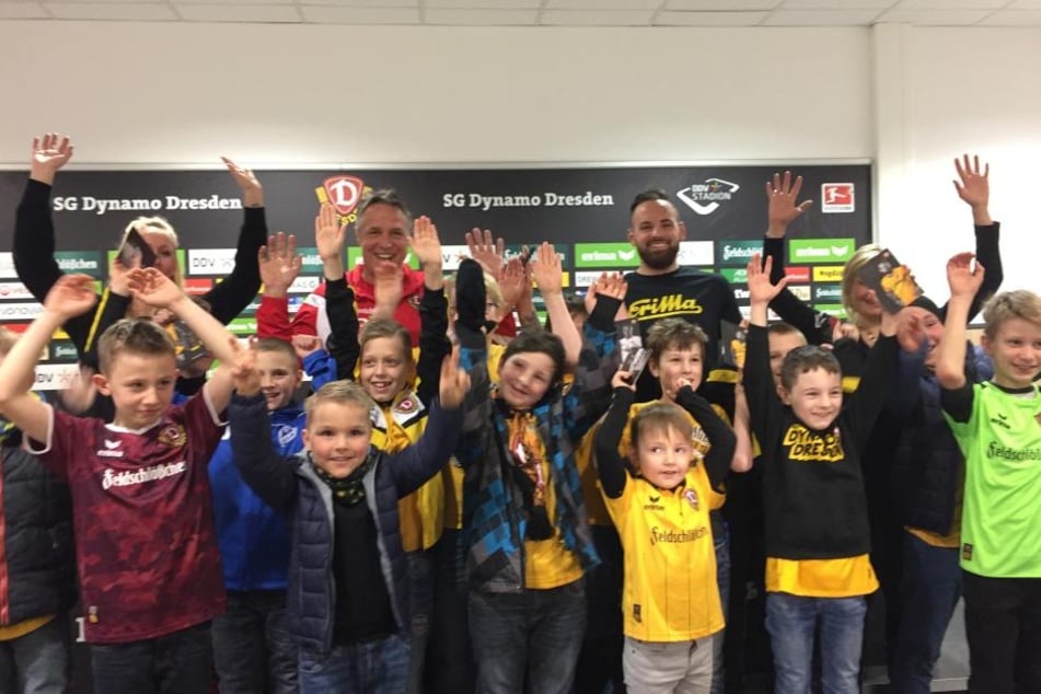 Und hoch die Hände! Die Kids der "Giraffenbande" sorgten bei Trainer Uwe Neuhaus und Giuliano Modica für gute Laune.
