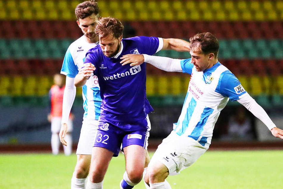 Pascal Itter (r.), hier im Spiel bei der VSG Altglienicke im Zweikampf mit Benjamin Förster, will heute mit seinem Chemnitzer FC die Siegesserie auf acht Erfolge am Stück ausbauen.