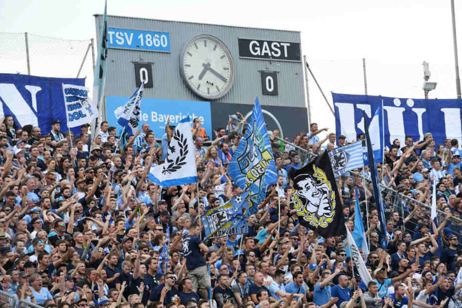 Laut mehreren Berichten verletzen sich zahlreiche Fans des TSV 1860 München durch Stürze. (Symbolbild)